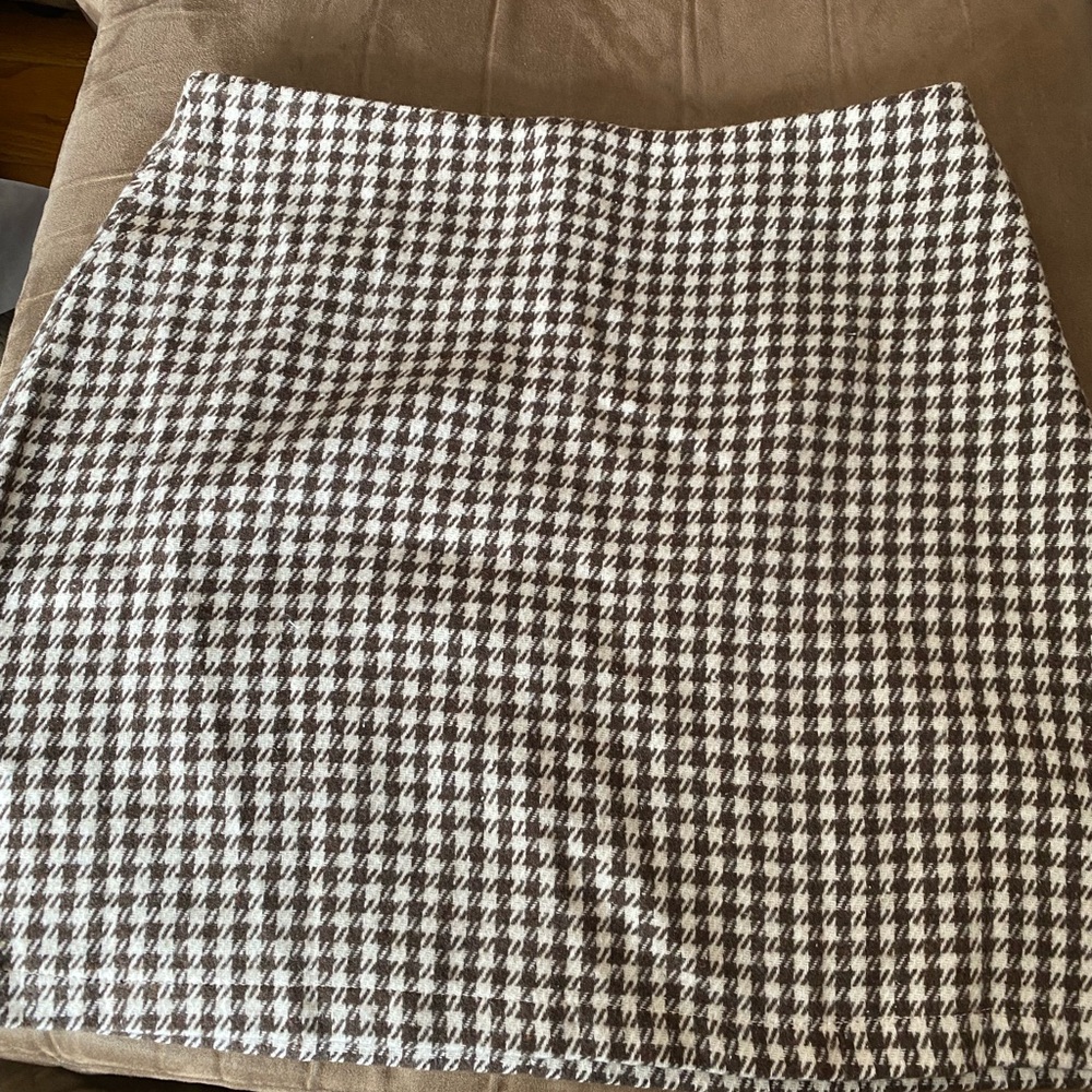 SHEIN Wool Brown and White Plaid Skirt (L)
*NEVER WORN! Small hole on side!